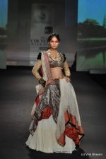Model walk the ramp for Anju Modi show at PCJ Delhi Couture Week Day 3 on 10th Aug 2012 200 (65).JPG
